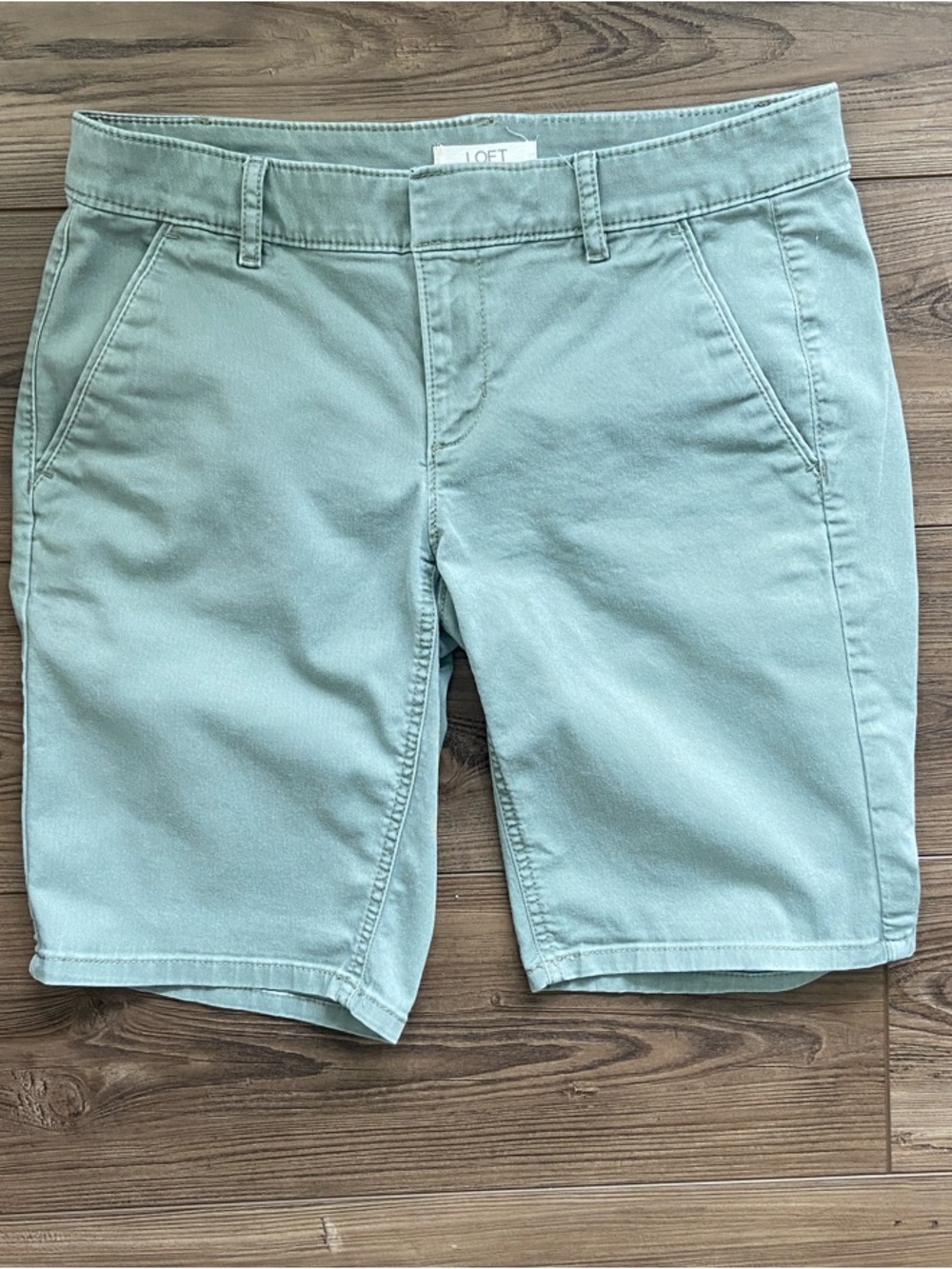 LOFT Women’s Gray-Green Flat Front Chino Shorts Size
